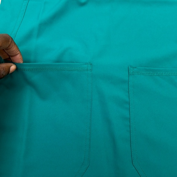 Med Couture Insight V-Neck Side Pocket Scrub Top Hunter Green - Picture 4 of 8